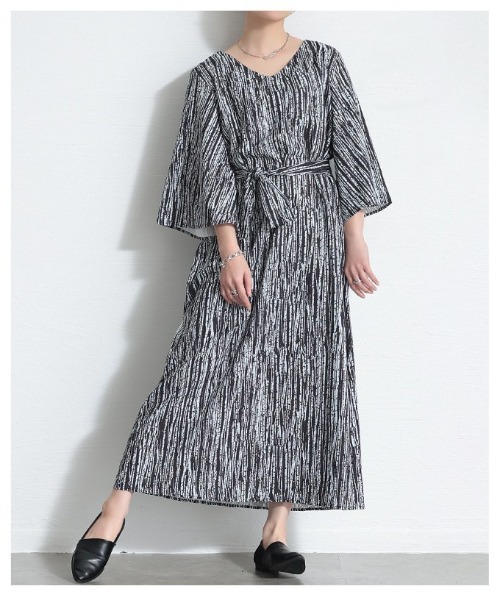 Sawa a la mode（サワアラモード）の「ベルト付き総柄プリントフレアスリーブワンピース（ワンピース・レディース・ブラック/グリーン・FREE）」の7枚目の写真