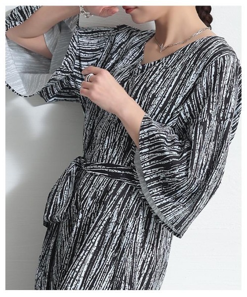 Sawa a la mode（サワアラモード）の「ベルト付き総柄プリントフレアスリーブワンピース（ワンピース・レディース・ブラック/グリーン・FREE）」の8枚目の写真