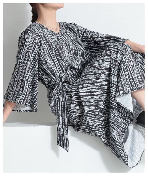 Sawa a la mode（サワアラモード）の「ベルト付き総柄プリントフレアスリーブワンピース（ワンピース・レディース・ブラック/グリーン・FREE）」の10枚目の写真