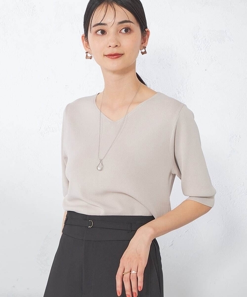 a.v.v(アーヴェヴェ)の「【接触冷感/UVカット/洗える】Vネックハーフスリーブ美ラクるサマーニット(ニット/セーター・レディース・ブラック/ホワイト/グレー系その他/ダークインディゴブルー/ピンク/ブルー・38/40/36/34/42)」の3枚目の写真