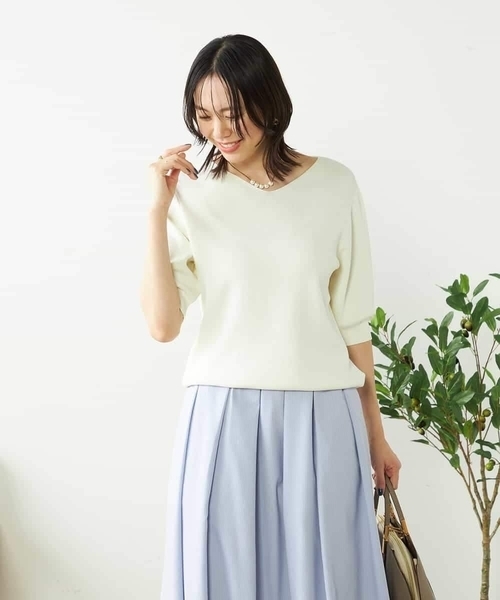 a.v.v(アーヴェヴェ)の「【接触冷感/UVカット/洗える】Vネックハーフスリーブ美ラクるサマーニット(ニット/セーター・レディース・ブラック/ホワイト/グレー系その他/ダークインディゴブルー/ピンク/ブルー・38/40/36/34/42)」の2枚目の写真