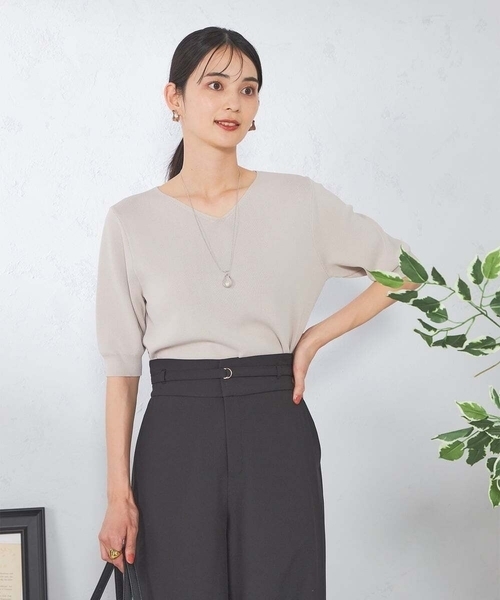 a.v.v(アーヴェヴェ)の「【接触冷感/UVカット/洗える】Vネックハーフスリーブ美ラクるサマーニット(ニット/セーター・レディース・ブラック/ホワイト/グレー系その他/ダークインディゴブルー/ピンク/ブルー・38/40/36/34/42)」の7枚目の写真