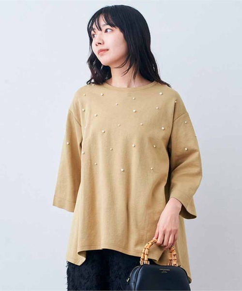 Live in comfort(リブインコンフォート)の「リブ イン コンフォート キラキラな立体ビジューと揺れるヘムラインのカットソートップス(Tシャツ/カットソー・レディース・ブラック/モカ/ホワイト・M/L/LL/3L/S)」の3枚目の写真