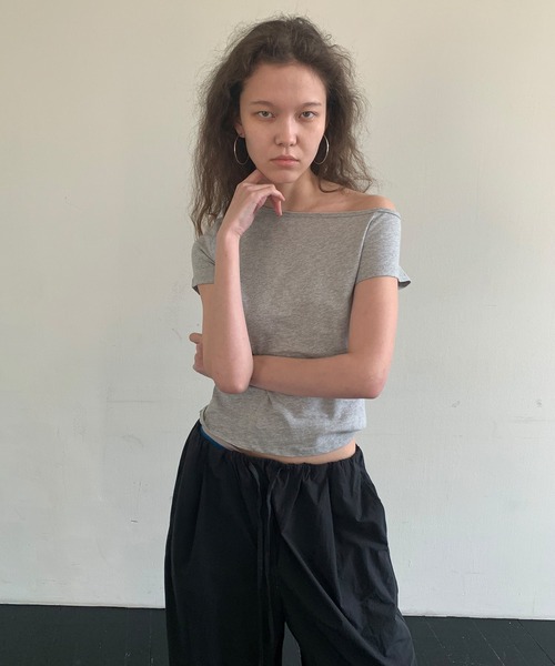 LONSLAN（ロンスラン）の「【LONSLAN】 アシンメトリー オフショルダーTシャツ LONW25s040（Tシャツ/カットソー・レディース・アイボリー/ブラック/グレー・M）」の3枚目の写真