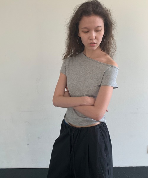 LONSLAN】 アシンメトリー オフショルダーTシャツ LONW25s040