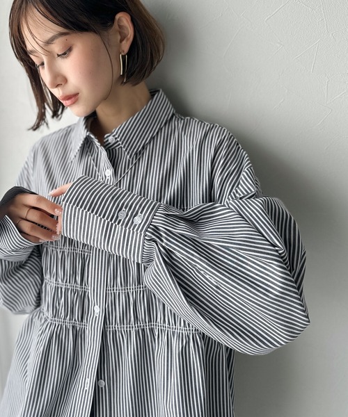 classicalelf(クラシカルエルフ)の「立体感を纏う。シャーリングビスチェ風ロングカフスビッグシャツ(長袖)(シャツ/ブラウス・レディース・ブラウン系1/ブラック系1/オフホワイト/ブラック系2/ベージュ系1・X-LARGE/SMALL/MEDIUM/LARGE)」の2枚目の写真