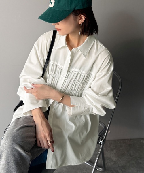 classicalelf(クラシカルエルフ)の「立体感を纏う。シャーリングビスチェ風ロングカフスビッグシャツ(長袖)(シャツ/ブラウス・レディース・ブラウン系1/ブラック系1/オフホワイト/ブラック系2/ベージュ系1・X-LARGE/SMALL/MEDIUM/LARGE)」の7枚目の写真