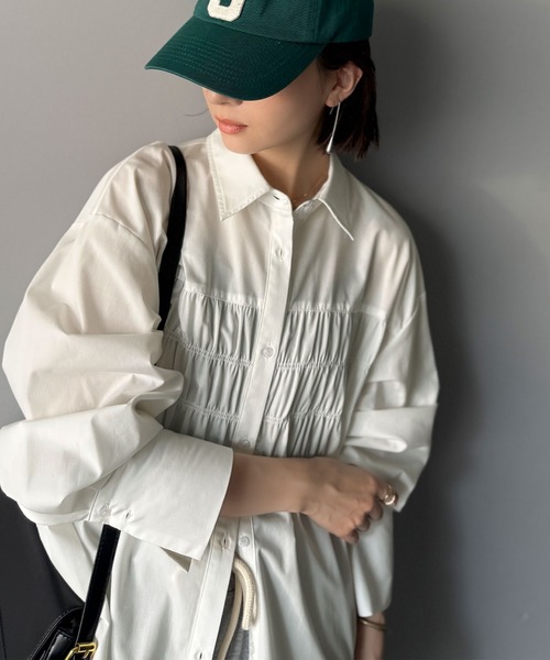classicalelf(クラシカルエルフ)の「立体感を纏う。シャーリングビスチェ風ロングカフスビッグシャツ(長袖)(シャツ/ブラウス・レディース・ブラウン系1/ブラック系1/オフホワイト/ブラック系2/ベージュ系1・X-LARGE/SMALL/MEDIUM/LARGE)」の9枚目の写真