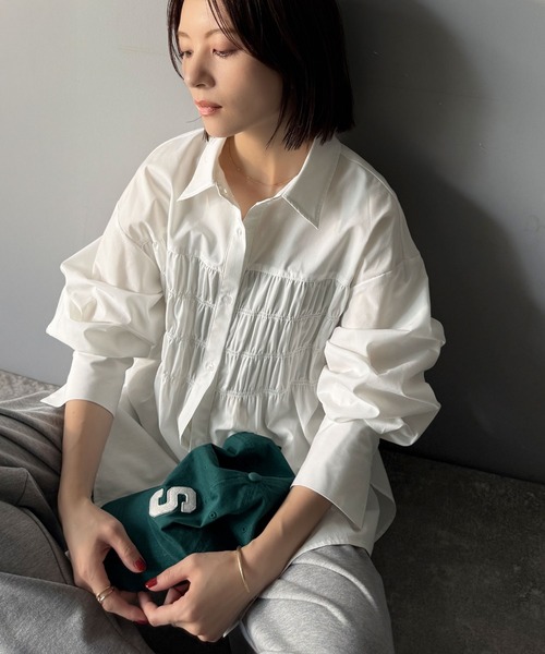 classicalelf(クラシカルエルフ)の「立体感を纏う。シャーリングビスチェ風ロングカフスビッグシャツ(長袖)(シャツ/ブラウス・レディース・ブラウン系1/ブラック系1/オフホワイト/ブラック系2/ベージュ系1・X-LARGE/SMALL/MEDIUM/LARGE)」の11枚目の写真