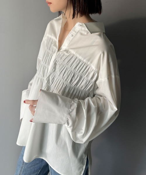 classicalelf(クラシカルエルフ)の「立体感を纏う。シャーリングビスチェ風ロングカフスビッグシャツ(長袖)(シャツ/ブラウス・レディース・ブラウン系1/ブラック系1/オフホワイト/ブラック系2/ベージュ系1・X-LARGE/SMALL/MEDIUM/LARGE)」の12枚目の写真