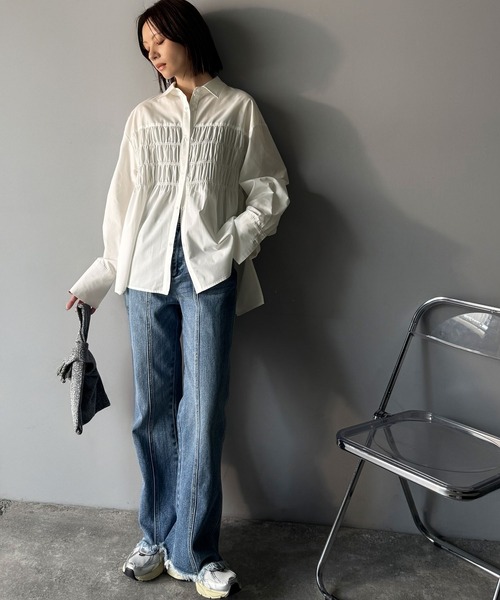 classicalelf(クラシカルエルフ)の「立体感を纏う。シャーリングビスチェ風ロングカフスビッグシャツ(長袖)(シャツ/ブラウス・レディース・ブラウン系1/ブラック系1/オフホワイト/ブラック系2/ベージュ系1・X-LARGE/SMALL/MEDIUM/LARGE)」の14枚目の写真