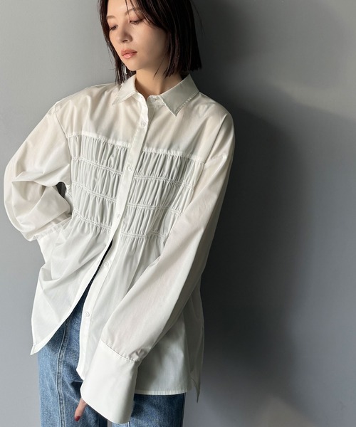 classicalelf(クラシカルエルフ)の「立体感を纏う。シャーリングビスチェ風ロングカフスビッグシャツ(長袖)(シャツ/ブラウス・レディース・ブラウン系1/ブラック系1/オフホワイト/ブラック系2/ベージュ系1・X-LARGE/SMALL/MEDIUM/LARGE)」の15枚目の写真