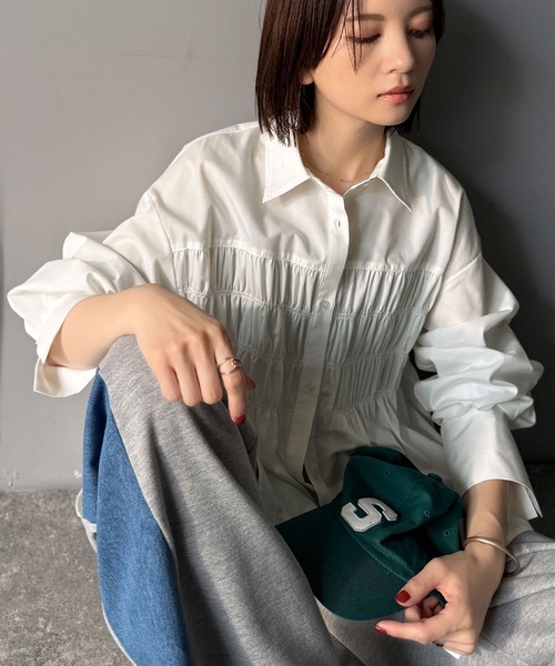 classicalelf(クラシカルエルフ)の「立体感を纏う。シャーリングビスチェ風ロングカフスビッグシャツ(長袖)(シャツ/ブラウス・レディース・ブラウン系1/ブラック系1/オフホワイト/ブラック系2/ベージュ系1・X-LARGE/SMALL/MEDIUM/LARGE)」の6枚目の写真