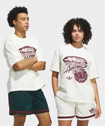 adidas（アディダス）の「ホットショット グラフィック 半袖Tシャツ HOT SHOT TEE / アディダスオリジナルス adidas Originals（Tシャツ/カットソー）」
