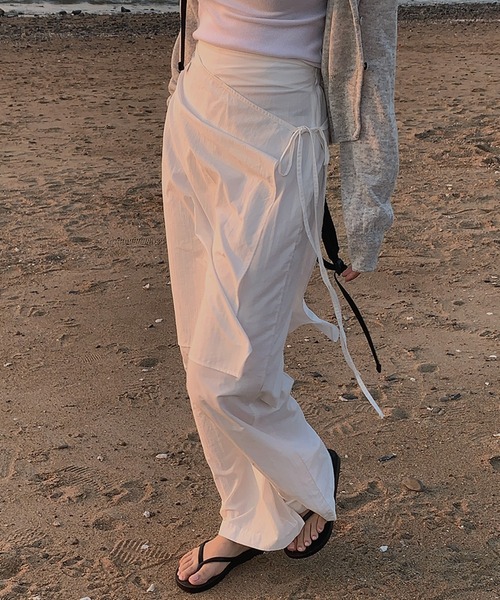 on:nue（オンニュ）の「【on:nue】[着用動画あり！/2色展開] ナイロンレイヤードラップパンツ（その他パンツ・レディース・ホワイト/ブラック・FREE）」の4枚目の写真