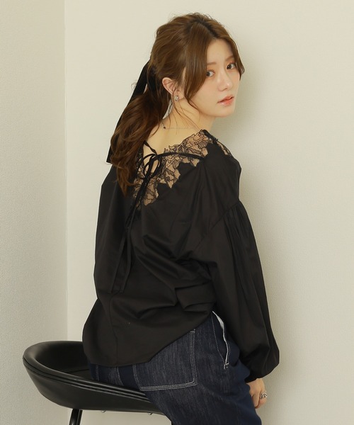 LAULEN(ローレン)の「back ribbon lace cotton blouse /バックリボンレース切替コットンブラウス(シャツ/ブラウス・レディース・ブラック/ホワイト・FREE)」の2枚目の写真