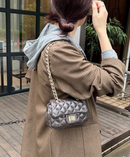 DouDou（ドゥドゥ）の「キルティングレザーショルダー（ショルダーバッグ・レディース・グレイッシュベージュ/ブラック/ダークブラウン/シルバー・FREE）」の10枚目の写真