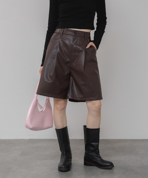 HEILIS(ヘイリス)の「フェイクレザーハーフパンツ / 秋服 シティガール ガーリー ブラック ブラウン 韓国(その他パンツ・レディース・ブラック/ブラウン・FREE)」の2枚目の写真