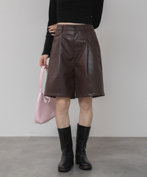 HEILIS(ヘイリス)の「フェイクレザーハーフパンツ / 秋服 シティガール ガーリー ブラック ブラウン 韓国(その他パンツ・レディース・ブラック/ブラウン・FREE)」の3枚目の写真