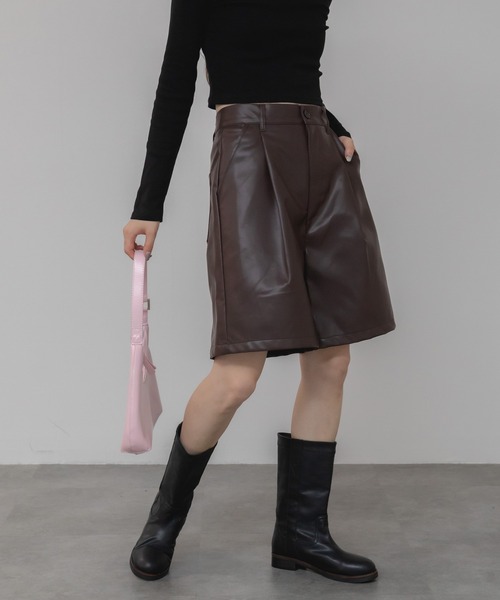 HEILIS(ヘイリス)の「フェイクレザーハーフパンツ / 秋服 シティガール ガーリー ブラック ブラウン 韓国(その他パンツ・レディース・ブラック/ブラウン・FREE)」の4枚目の写真