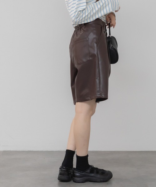 HEILIS(ヘイリス)の「フェイクレザーハーフパンツ / 秋服 シティガール ガーリー ブラック ブラウン 韓国(その他パンツ・レディース・ブラック/ブラウン・FREE)」の13枚目の写真
