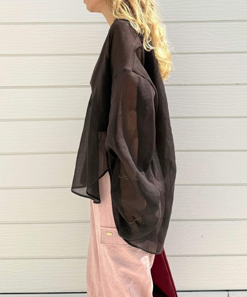 Q（キュー）の「Deepキーネックブラウス（シャツ/ブラウス・レディース・カーキ/ブラウン・MEDIUM）」の3枚目の写真