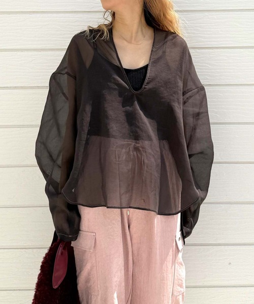 Q（キュー）の「Deepキーネックブラウス（シャツ/ブラウス・レディース・カーキ/ブラウン・MEDIUM）」の5枚目の写真