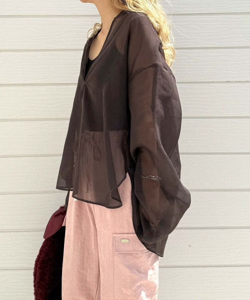 Q（キュー）の「Deepキーネックブラウス（シャツ/ブラウス・レディース・カーキ/ブラウン・MEDIUM）」の7枚目の写真