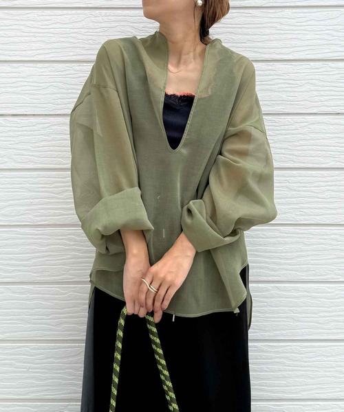 Q（キュー）の「Deepキーネックブラウス（シャツ/ブラウス・レディース・カーキ/ブラウン・MEDIUM）」の11枚目の写真