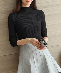 程よいフィット感が着心地のいいハイネックニットトップス。