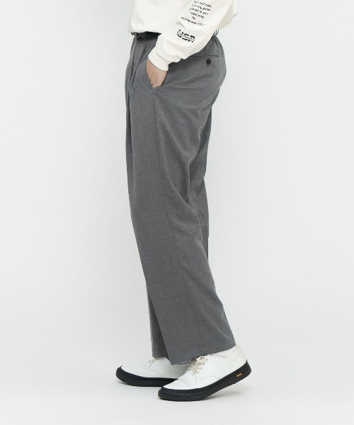penguin BY MUNSINGWEAR（ペンギン バイ マンシングウェア）の「【STYLE M1A-2】STRETCH WOOL　２タックウールパンツ ゴルフウェア（スラックス・メンズ・グレー・M/L/XL）」の2枚目の写真