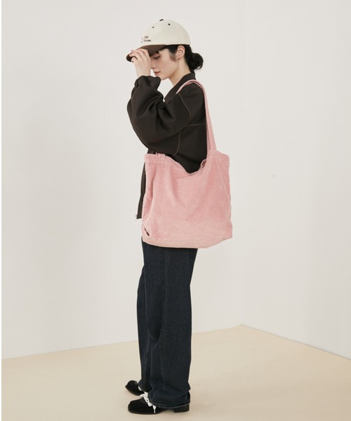 MERLOT（メルロー）の「【A4サイズ、14inch以下のノートPC収納可能】コーデュロイトートバッグ（トートバッグ・レディース・チャコールグレー/ブラック/ピンク・FREE）」の7枚目の写真