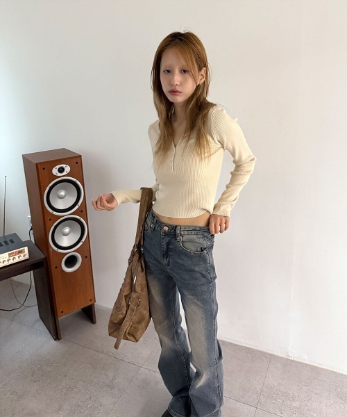 4INT.(フォイント)の「ローライズ ヴィンテージ サンドウォッシュ ブーツカット デニムパンツ(デニムパンツ・レディース・ブルー・S/M/L)」の4枚目の写真