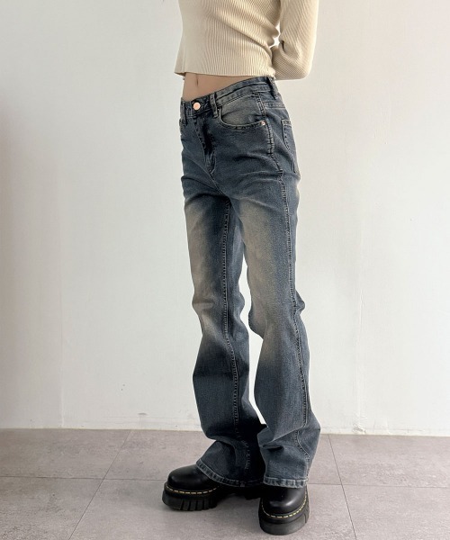4INT.(フォイント)の「ローライズ ヴィンテージ サンドウォッシュ ブーツカット デニムパンツ(デニムパンツ・レディース・ブルー・S/M/L)」の5枚目の写真