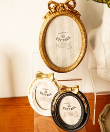 MILLION CARATS（ミリオンカラッツ）の「“リボン×オーバル”《artipur COTTAGE》私らしい思い出を包むフォトフレーム小さなリボンが添える可憐なアクセント。飾るだけで空間が優しく華やぐインテリア毎日の景色に溶け込むサイズ感で、ギフトにもぴったりのクラシカルフレーム 9.5×12.5cm（フォトフレーム）」