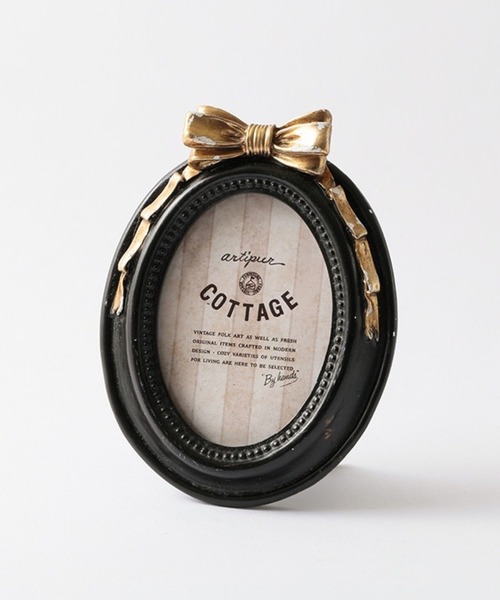 MILLION CARATS（ミリオンカラッツ）の「“リボン×オーバル”《artipur COTTAGE》私らしい思い出を包むフォトフレーム小さなリボンが添える可憐なアクセント。飾るだけで空間が優しく華やぐインテリア毎日の景色に溶け込むサイズ感で、ギフトにもぴったりのクラシカルフレーム 9.5×12.5cm（フォトフレーム・レディース・オフホワイト/ブラック・FREE）」の5枚目の写真