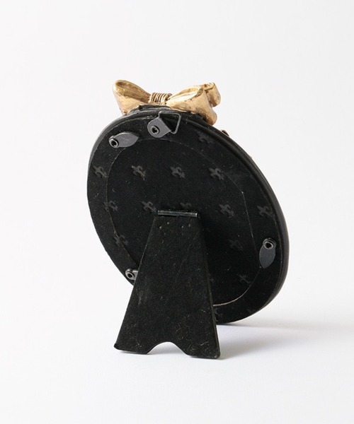 MILLION CARATS（ミリオンカラッツ）の「“リボン×オーバル”《artipur COTTAGE》私らしい思い出を包むフォトフレーム小さなリボンが添える可憐なアクセント。飾るだけで空間が優しく華やぐインテリア毎日の景色に溶け込むサイズ感で、ギフトにもぴったりのクラシカルフレーム 9.5×12.5cm（フォトフレーム・レディース・オフホワイト/ブラック・FREE）」の6枚目の写真