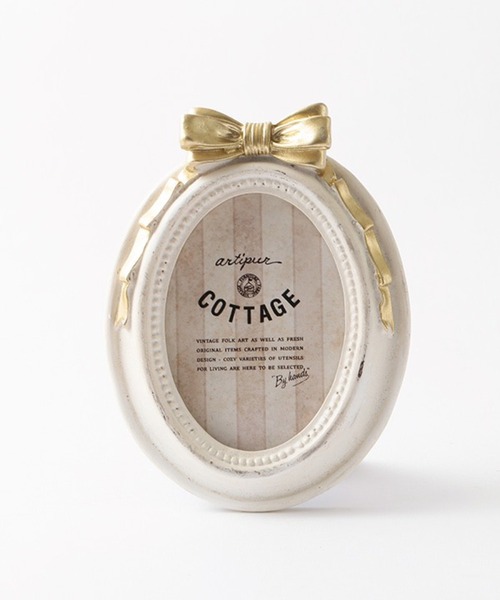 MILLION CARATS（ミリオンカラッツ）の「“リボン×オーバル”《artipur COTTAGE》私らしい思い出を包むフォトフレーム小さなリボンが添える可憐なアクセント。飾るだけで空間が優しく華やぐインテリア毎日の景色に溶け込むサイズ感で、ギフトにもぴったりのクラシカルフレーム 9.5×12.5cm（フォトフレーム・レディース・オフホワイト/ブラック・FREE）」の7枚目の写真