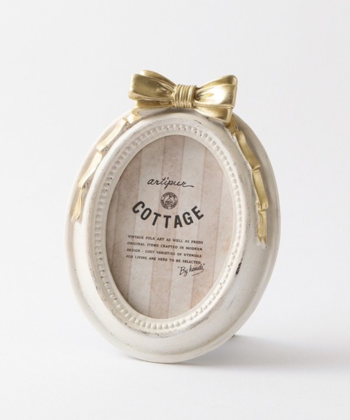 MILLION CARATS（ミリオンカラッツ）の「“リボン×オーバル”《artipur COTTAGE》私らしい思い出を包むフォトフレーム小さなリボンが添える可憐なアクセント。飾るだけで空間が優しく華やぐインテリア毎日の景色に溶け込むサイズ感で、ギフトにもぴったりのクラシカルフレーム 9.5×12.5cm（フォトフレーム・レディース・オフホワイト/ブラック・FREE）」の8枚目の写真