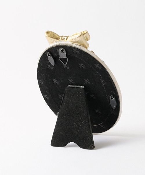 MILLION CARATS（ミリオンカラッツ）の「“リボン×オーバル”《artipur COTTAGE》私らしい思い出を包むフォトフレーム小さなリボンが添える可憐なアクセント。飾るだけで空間が優しく華やぐインテリア毎日の景色に溶け込むサイズ感で、ギフトにもぴったりのクラシカルフレーム 9.5×12.5cm（フォトフレーム・レディース・オフホワイト/ブラック・FREE）」の9枚目の写真