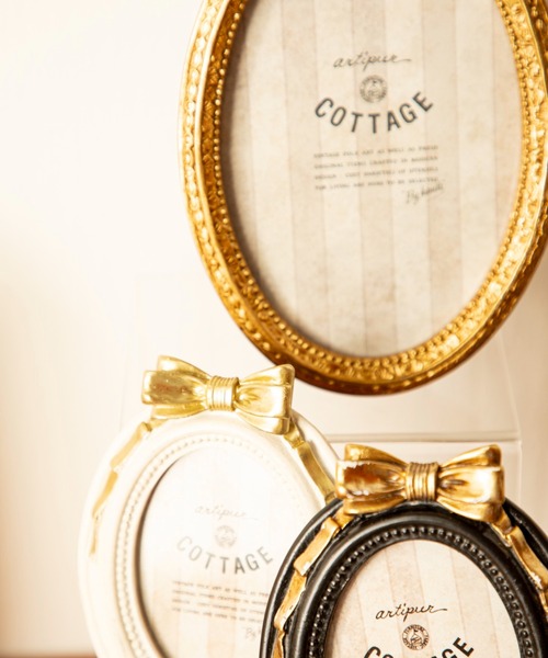 MILLION CARATS（ミリオンカラッツ）の「“リボン×オーバル”《artipur COTTAGE》私らしい思い出を包むフォトフレーム小さなリボンが添える可憐なアクセント。飾るだけで空間が優しく華やぐインテリア毎日の景色に溶け込むサイズ感で、ギフトにもぴったりのクラシカルフレーム 9.5×12.5cm（フォトフレーム・レディース・オフホワイト/ブラック・FREE）」の10枚目の写真