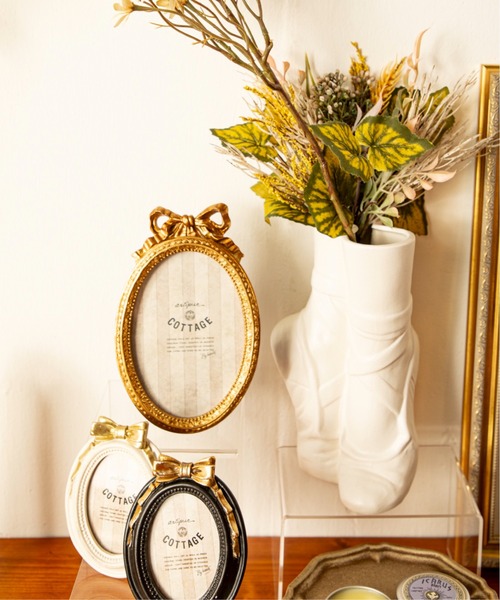 MILLION CARATS（ミリオンカラッツ）の「“リボン×オーバル”《artipur COTTAGE》私らしい思い出を包むフォトフレーム小さなリボンが添える可憐なアクセント。飾るだけで空間が優しく華やぐインテリア毎日の景色に溶け込むサイズ感で、ギフトにもぴったりのクラシカルフレーム 9.5×12.5cm（フォトフレーム・レディース・オフホワイト/ブラック・FREE）」の13枚目の写真