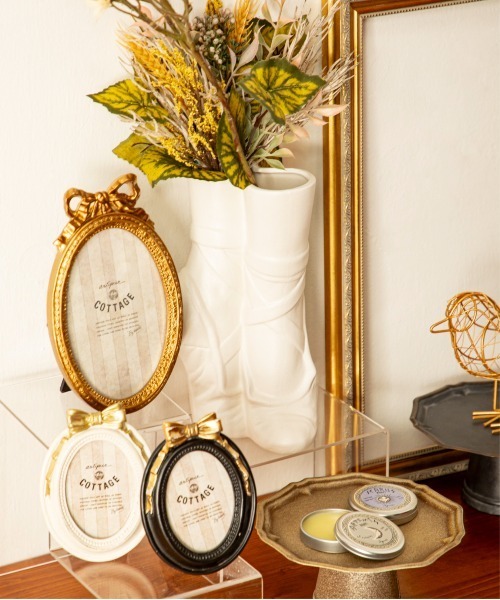 MILLION CARATS（ミリオンカラッツ）の「“リボン×オーバル”《artipur COTTAGE》私らしい思い出を包むフォトフレーム小さなリボンが添える可憐なアクセント。飾るだけで空間が優しく華やぐインテリア毎日の景色に溶け込むサイズ感で、ギフトにもぴったりのクラシカルフレーム 9.5×12.5cm（フォトフレーム・レディース・オフホワイト/ブラック・FREE）」の14枚目の写真