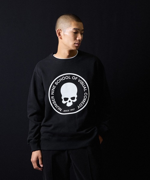 NUMBER (N)INE(ナンバーナイン)の「SCHOOL OF VISUAL COMEDY PRINTED CLASSIC CREWNECK SWEATSHIRT / スカルモチーフ ロゴプリント クラシック クルーネック スウェットシャツ(スウェット・メンズ・ブラック/トップグレー・M/L/XL)」の16枚目の写真