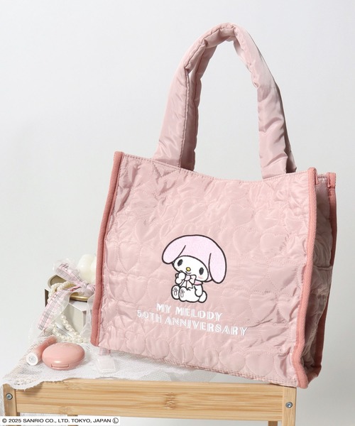 sanrio(サンリオ)の「sanrio(サンリオ)マイメロディ&クロミ 周年モデル キャラクターワンポイント刺繍ハートキルティングミニトートバッグ レディース(トートバッグ・レディース・ブラック/ピンク・FREE)」の2枚目の写真
