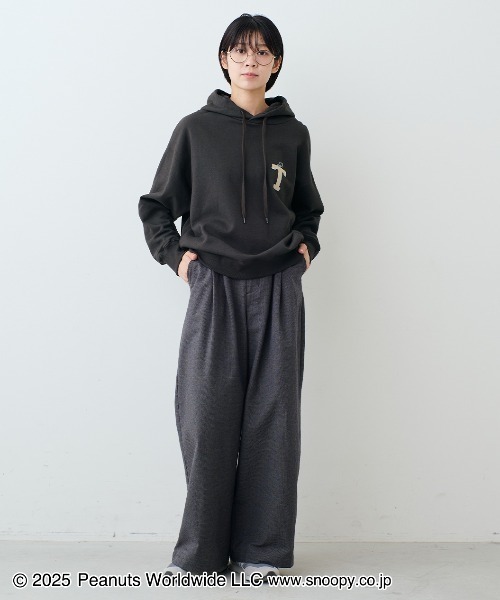 THREE FIFTY STANDARD(スリーフィフティースタンダード)の「PEANUTS〈スヌーピー&フレンズ〉 フライング・エースがプリントされたパーカー(パーカー・レディース・ホワイト/チャコールグレー・M/L)」の15枚目の写真