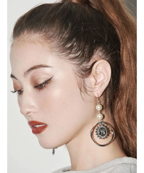 EVRIS(エヴリス)の「CIRCLE SUNNY MOTIFピアス(ピアス(両耳用)・レディース・シルバー/ゴールド・FREE)」の4枚目の写真