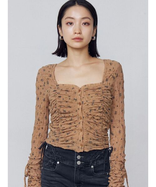 EMODA（エモダ）の「フロントボタンギャザートップ（Tシャツ/カットソー・レディース・アイボリー/ブラック/ベージュ/ホワイト・FREE）」の5枚目の写真