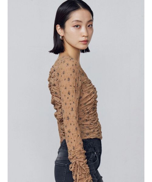 EMODA（エモダ）の「フロントボタンギャザートップ（Tシャツ/カットソー・レディース・アイボリー/ブラック/ベージュ/ホワイト・FREE）」の6枚目の写真