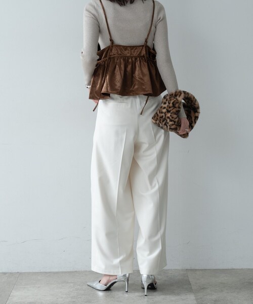 GALLEST（ギャレスト）の「ホワイトタックパンツ（その他パンツ・レディース・オフホワイト・36/38/40）」の4枚目の写真